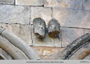 Fragment zweier Männlicher Köpfe