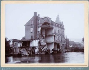Das vom Hochwasser am 30./31. Juli 1897 zerstörte Haus des Bäckermeisters Oelsner am Weißeritzufer in Deuben (Freital)