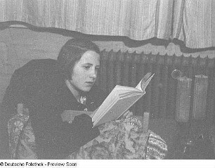 Szenen aus dem Stück "Arienne Ambrossat" in der Komödie Berlin