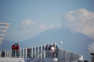 Kreuzfahrtschiff "Musica" : Passagiere auf Deck 14 des italienischen Kreuzfahrtschiffes "Musica", vorn Vesuv-Gipfel bei Neapel, Italien, aufgenommen 2006