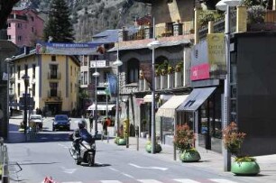 Andorra la Vella - Hauptstraße : Straßenverkehr in der Hauptstraße. Aufgenommen im Geschäftszentrum der Hauptstadt Andorra la Vella am 17. April 2012
