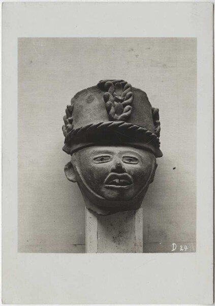 Clay head. Guillermo de Heredia Collection.