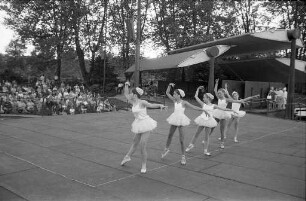 Ballettabend der Ballettgruppe des Jugendheims Anne Frank unter Leitung der Tanzlehrerin Tilly Goldschmidt auf der Seebühne im Stadtgarten