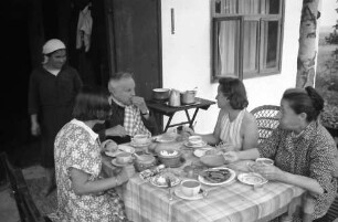 Nepotrowo: Haus Olschewski, [Familie] beim Frühstück