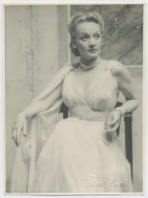 Marlene Dietrich (Pilsen, Mai 1945) (Archivtitel)