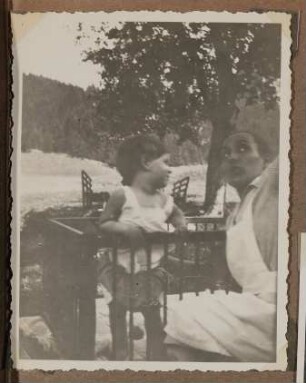 Christiane Zimmers Sohn Andreas mit Kindermädchen im Laufstall auf einer Wiese