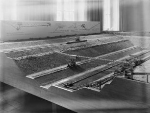 Modell eines Tagebaus, Ingenieurschule Bautzen : Modell eines Tagebaus mit Abraumförderbrücke. Ingenieurschule für Maschinenbau Bautzen (ab 1958 Ingenieurschule für Fördertechnik)