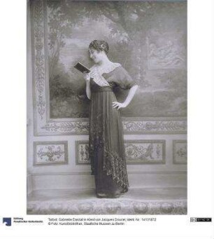 Gabrielle Darziat in Kleid von Jacques Doucet
