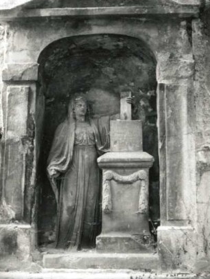 Grabmal für Johann Höck : Grabmal für Johann Höck. Sandstein. Nischenfigur. Prag-Královské Vinohrady, Olšaner Friedhof