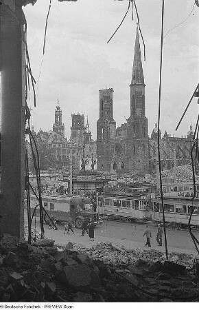 Dresden. Blick aus einer Ruine über die Straßenbahnhaltestellen gegen die zerstörte Sophienkirche