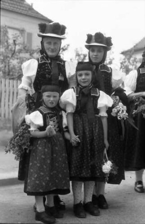 Lörrach: Trachten aus St. Georgen, Gruppe mit Kindern