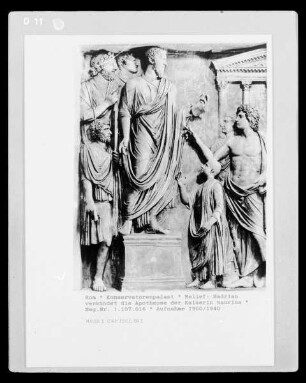 Relief: Hadrian verkündet die Apotheose der Kaiserin Sabrina