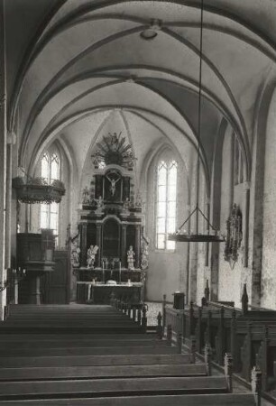 Gägelow-Gressow. Dorfkirche (M. 14. Jh.). Blick zum Altar (1718)