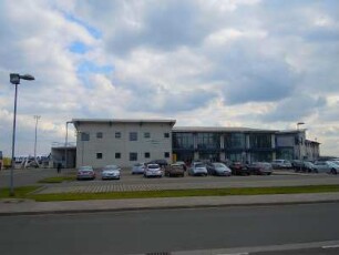 Flughafen Cochstedt : Außenansicht des Flughafens Magdeburg-Cochstedt International, aufgenommen am 18. April 2012