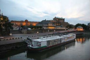 Dresden-Altstadt. Theaterplatz im Abendlicht. Blick von der Augustusbrücke über den Theaterkahn zu Semplergalerie und Semperoper