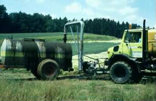 Fotografie: Gülle- und Entmistungstechnik, Güllefass, Gülleausbringung, Mais, Gülleinjektor, Be- und Entladen