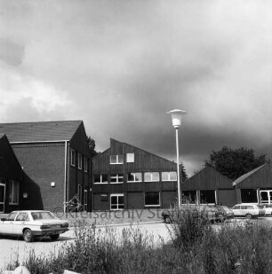 Gemeindeverwaltung: Oetjendorfer Kirchenweg / An der Buschkoppel: Gemeindebüro / Dienstleistungszentrum vor Fertigstellung: vorn Sträucher: dahinter Parkplatz mit Pkws