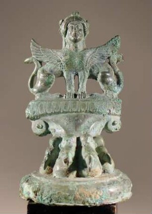 Fuß einer etruskischen Ciste oder Situla: doppelleibige Sphinx über Kralle