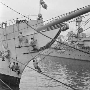 Malarbeiten am Bug eines Schiffes