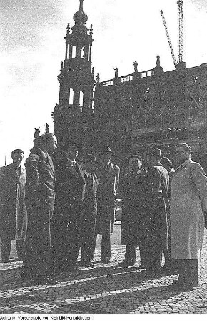 Dresden. Dr. Lothar Bolz (Jurist, 1949-1953 Minister für Aufbau, Vorsitzender der Nationaldemokratische Partei Deutschlands (NDPD)) informiert sich über den Wiederaufbau der Stadt, 1950