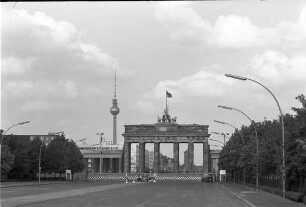 Berlin: Straße des 17. Juni mit Brandenburger Tor