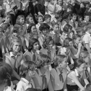10. Jahresfeier der Pioniere in Sofia Mitwirkende junge Pioniere im Stadion