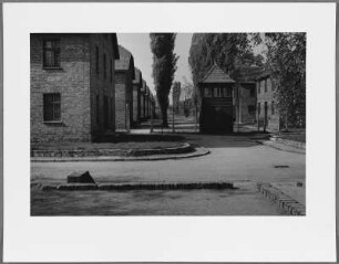Lageranlage mit Wachturm, links Gestapobüro, Auschwitz