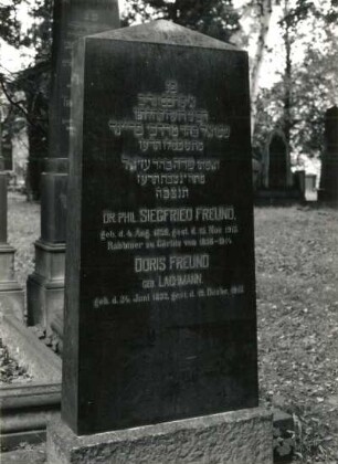 Grabmal für den Rabbiner Dr. phil. Siegfried Freund und Frau : Grabmal für den Rabbiner Dr. phil. Siegfried Freund und Frau. Diorit? (ab 1915). Inneres mit Inschrifttafeln in Buchform. Görlitz-Biesnitz, Promenadenstraße, Jüdischer Friedhof