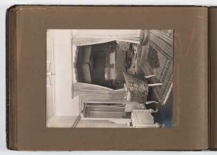 Albumseite mit Schlafzimmerinterieur : Großbürgerliches Familienalbum aus Berlin 1900-1930. Kartoneinband mit Kordelbindung; 25 x 36,5 x 2,5 cm (um 1910). Dresden: SLUB/DF 2017.D.102