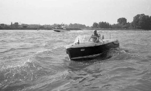 Führerscheinprüfung für Motorboote beim Motorbootclub Karlsruhe.