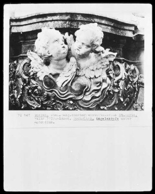 Engelsköpfe unterhalb der Ambrosius-Statue