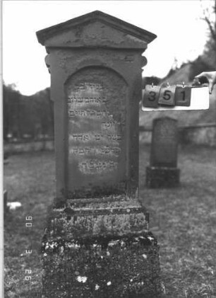 Grabstein 351 (Index: 100009426) Zustand: obere Hälfte große Teile abgebröckelt Maße HxBxT: 162x60x18 cm: Grabstein 351