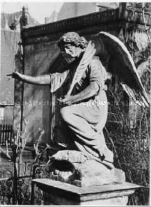 Engelsskulptur auf einem Friedhof