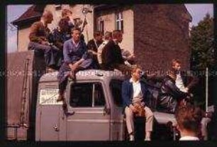 Zuschauer mit Kamera auf einem LKW beim Besuch von John F. Kennedy in Berlin 1963