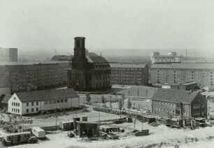 Dresden. Blick von einem der Hochhäuser an der Freiberger Straße nach Südwesten über die Turnhalle der neuen Schule an der Annenkirche zur Annenkirche