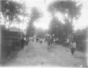 Straßenszene : Blick entlang einer belebten Straße