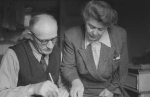 Reportage: Berliner Männer und Frauen tragen sich für die Ächtung der Atombomben ein : Mann und Frau tragen sich in die Unterschriftenliste ein