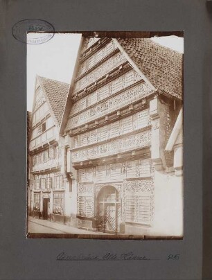 Alte Häuser, Osnabrück: Giebelansicht von alten Häusern mit reicher Holzschnitzerei