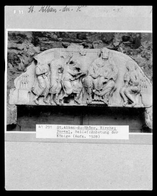 Portal: Relief mit Anbetung der Könige