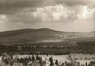 Gottesgab (heute Boží Dar / Tschechien). Stadtansicht vom Spitzberg mit Fichtelberg (1214 m) von Südwesten