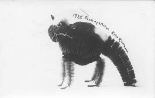 Faschingskatze. Flaschenbürsten, Wollbommel, Draht, Knöpfe (1926; E. Richter)