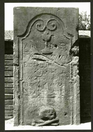 Kirchgarten. Grabstein des Pfarrers Wolfgang Ranz, 1785