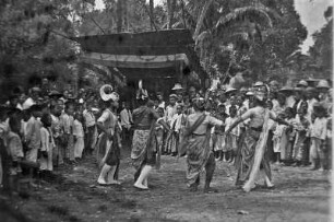 Batavia (Jakarta), Indonesien. Javanische Schauspielerinnen und Tänzerinnen bei der Aufführung des Wayang Wong (Schattenspiel ohne Masken) vor einheimischem Publikum und Touristen der Hapag