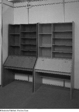 Anbaumöbel. Zwei Schreibsekretärteile (1983)