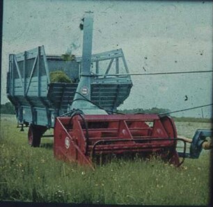 Fotografie: Erntetechnik, Feldhäcksler gezogen, Mähwerk, Umhängeverfahren