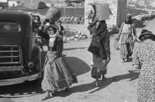 Reisefotos Mittelmeer. Straßenbild mit Wasserträgerinnen im arabischen Raum