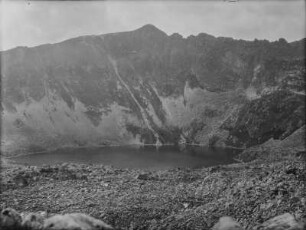Bergsee : Ein Gebirgstal mit einem Bergsee