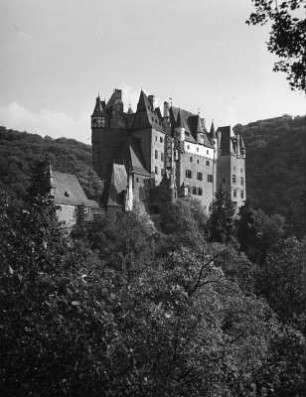 Wierschem. Burg Eltz (Ersterwähnung 1157, Restaurierung ab 1845, Teilzerstörung (Brand) 1920, Wiederherstellung bis 1939)