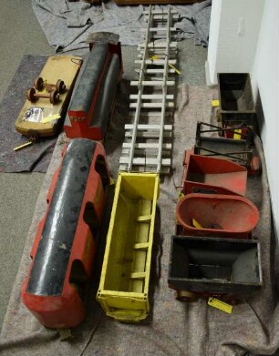 Modell einer Grubenbahn der Essener Bergbautransportwagenfabrik Alfons Bücking mit Lokomotive, 7 Waggons und 1 Batteriewagen.