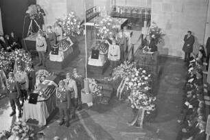 Attentat der Rote Armee Fraktion RAF auf Generalbundesanwalt Siegfried Buback, seinen Kraftfahrer Wolfgang Göbel und Justizhauptwachtmeister Georg Wurster. Staatsakt mit Trauerfeier in der Evangelischen Stadtkirche Karlsruhe
